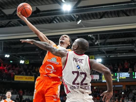 Alonzo Verge Jr RASTA Vechta, 11 in Dunk against Isaiah Mike FC Bayern Muenchen, 22 Rasta Vechta vs FC Bayern Muenchen, Basketball, easyCredit Basketball Bundesliga, Matchday 7, Season 2025 2026, 09 11 2025 Rasta Vechta vs FC Bayern Muenchen, Basketball, easyCredit Basketball Bundesliga, Matchday 7, Season 2025 2026, 09 11 2025 Vechta Copyright: xEibner-Pressefoto DamianxKruczynx EP_DKI