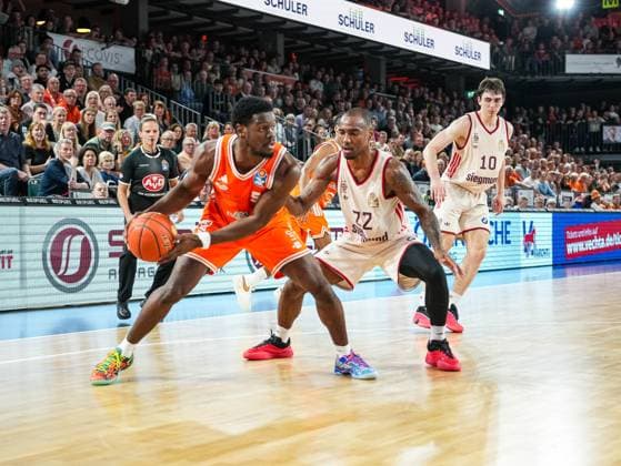 TJ Bamba RASTA Vechta, 05 dribbles against Isaiah Mike FC Bayern Muenchen, 22 Rasta Vechta vs FC Bayern Muenchen, Basketball, easyCredit Basketball Bundesliga, Matchday 7, Season 2025 2026, 09 11 2025 Rasta Vechta vs FC Bayern Muenchen, Basketball, easyCredit Basketball Bundesliga, Matchday 7, Season 2025 2026, 09 11 2025 Vechta Copyright: xEibner-Pressefoto DamianxKruczynx EP_DKI