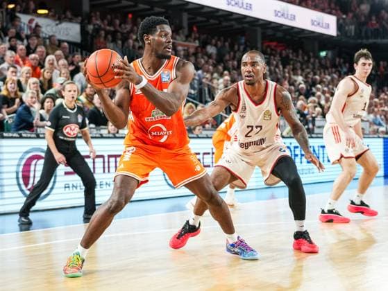 TJ Bamba RASTA Vechta, 05 dribbles against Isaiah Mike FC Bayern Muenchen, 22 Rasta Vechta vs FC Bayern Muenchen, Basketball, easyCredit Basketball Bundesliga, Matchday 7, Season 2025 2026, 09 11 2025 Rasta Vechta vs FC Bayern Muenchen, Basketball, easyCredit Basketball Bundesliga, Matchday 7, Season 2025 2026, 09 11 2025 Vechta Copyright: xEibner-Pressefoto DamianxKruczynx EP_DKI