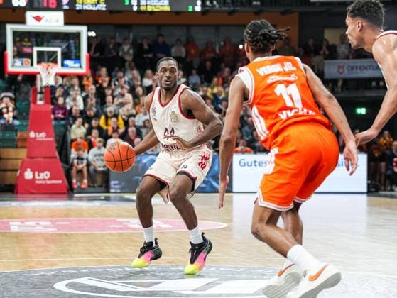 Kamar Baldwin FC Bayern Muenchen, 44 dribbles on Alonzo Verge Jr RASTA Vechta, 11 to Rasta Vechta vs FC Bayern Muenchen, Basketball, easyCredit Basketball Bundesliga, Matchday 7, Season 2025 2026, 09 11 2025 Rasta Vechta vs FC Bayern Muenchen, Basketball, easyCredit Basketball Bundesliga, Matchday 7, Season 2025 2026, 09 11 2025 Vechta Copyright: xEibner-Pressefoto DamianxKruczynx EP_DKI