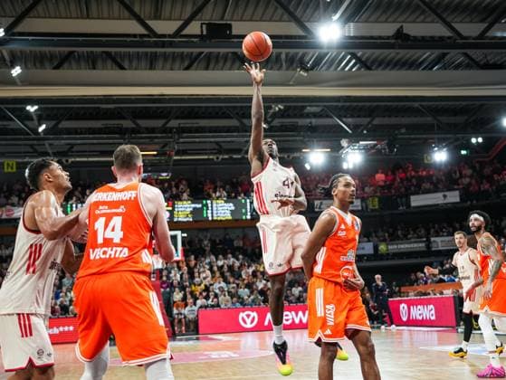 Xavier Rathan Mayes FC Bayern Muenchen, 04 throws the ball to the basket Rasta Vechta vs FC Bayern Muenchen, Basketball, easyCredit Basketball Bundesliga, Matchday 7, Season 2025 2026, 09 11 2025 Rasta Vechta vs FC Bayern Muenchen, Basketball, easyCredit Basketball Bundesliga, Matchday 7, Season 2025 2026, 09 11 2025 Vechta Copyright: xEibner-Pressefoto DamianxKruczynx EP_DKI