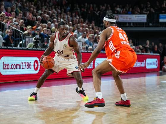 Kamar Baldwin FC Bayern Muenchen, 44 dribbles against Lloyd Pandi RASTA Vechta, 41 Rasta Vechta vs FC Bayern Muenchen, Basketball, easyCredit Basketball Bundesliga, Matchday 7, Season 2025 2026, 09 11 2025 Rasta Vechta vs FC Bayern Muenchen, Basketball, easyCredit Basketball Bundesliga, Matchday 7, Season 2025 2026, 09 11 2025 Vechta Copyright: xEibner-Pressefoto DamianxKruczynx EP_DKI