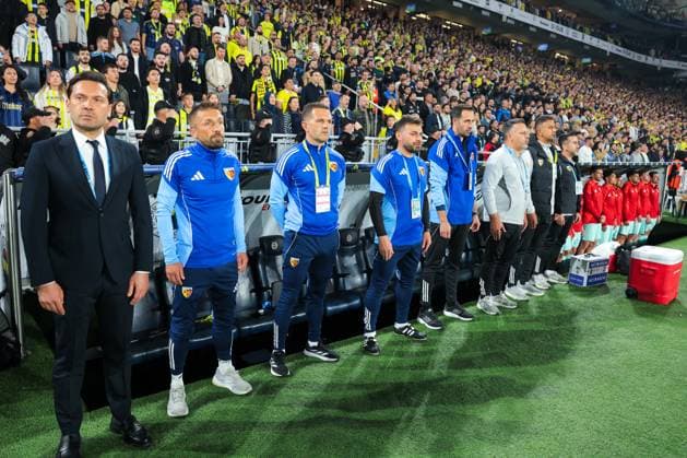 2025-11-09 Fenerbahce SK v Kayserispor - Trendyol Super Lig ISTANBUL, TURKEY - NOVEMBER 9: Head coach Radomir Dalovic of Kayserispor during the Trendyol Super Lig match between Fenerbahce SK and Kayserispor at Ulker Sukru Saracoglu Stadium on November 9, 2025 in Istanbul, Turkey. (Photo by BSR Agency) Istanbul Turkey Content not available for redistribution in The Netherlands directly or indirectly through any third parties. Copyright: xBSRxAgencyx