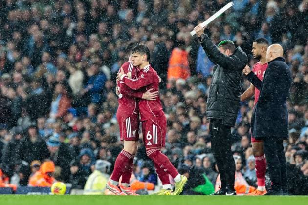 Premier League Manchester City v Liverpool Andrew Robertson of Liverpool is substituted for Milos Kerkez of Liverpool during the Premier League match Manchester City vs Liverpool at Etihad Stadium, Manchester, United Kingdom, 9th November 2025 (Photo by Mark Cosgrove News Images) Manchester Etihad Stadium Manchester United, ManU Kingdom Copyright: xMarkxCosgrove NewsxImagesx