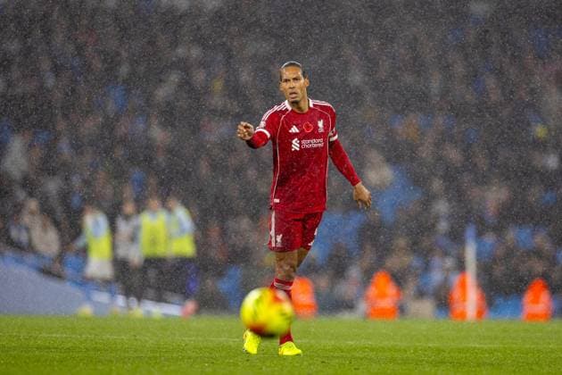 Football - FA Premier League - Manchester City FC v Liverpool FC MANCHESTER, ENGLAND - Sunday, November 9, 2025: Liverpool s captain Virgil van Dijk during the FA Premier League match between Manchester City FC and Liverpool FC at the City of Manchester Stadium. (Photo by David Rawcliffe Propaganda) MANCHESTER City of Manchester Stadium GREATER MANCHESTER ENGLAND  Copyright: xDavidxRawcliffex P2025-11-09-Man_City_Liverpool-92