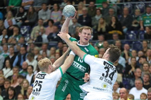Handball DAIKIN HBL, SC DHfK Leipzig Füchse Berlin 09 11 2025 Adam Lönn 15, SC DHfK Leipzig between Matthes Langhoff 25, Füchse Berlin and Hakun West av Teigum 34, Füchse Berlin Handball, DAIKIN HBL, 1 Bundesliga, Season 2025 2026, 11 Matchday SC DHfK Leipzig vs Füchse Berlin on 09 11 2025 at Quarterback Immobilien Arena Leipzig Copyright: xBEAUTIFULxSPORTS JanxKaeferx