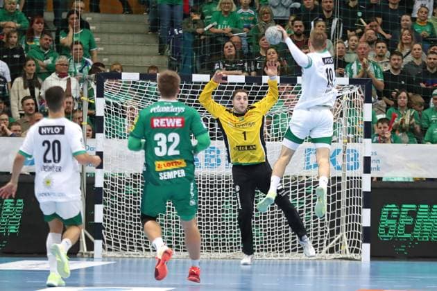 Handball DAIKIN HBL, SC DHfK Leipzig Füchse Berlin 09 11 2025 Goalkeeper Domenico Ebner 1, SC DHfK Leipzig awaits a throw from Mathias Gidsel 19, Füchse Berlin Handball, DAIKIN HBL, 1 Bundesliga, Season 2025 2026, 11 Matchday SC DHfK Leipzig vs Füchse Berlin on 09 11 2025 at Quarterback Immobilien Arena Leipzig Copyright: xBEAUTIFULxSPORTS JanxKaeferx