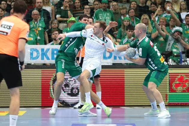 Handball DAIKIN HBL, SC DHfK Leipzig Füchse Berlin 09 11 2025 Mathias Gidsel 19, Füchse Berlin is handled by Marko Mamic 14, SC DHfK Leipzig and Moritz Preuss 24, SC DHfK Leipzig Handball, DAIKIN HBL, 1 Bundesliga, Season 2025 2026, 11 Matchday SC DHfK Leipzig vs Füchse Berlin on 09 11 2025 at Quarterback Immobilien Arena Leipzig Copyright: xBEAUTIFULxSPORTS JanxKaeferx