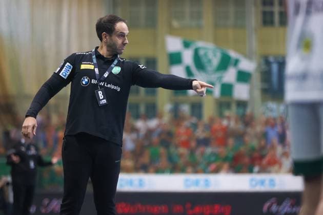 Paul Alonso SC DHfK Leipzig, Head Coach gives instructions, gestures, SC DHfK Leipzig vs Fuechse Berlin, Handball, 1 Bundesliga, Matchday 11, Season 2025 2026, 09 11 2025, SC DHfK Leipzig vs Fuechse Berlin, Handball, 1 Bundesliga, Matchday 11, Season 2025 2026, 09 11 2025 Leipzig Copyright: xEibner-Pressefoto LauraxRoemerx EP_LRR