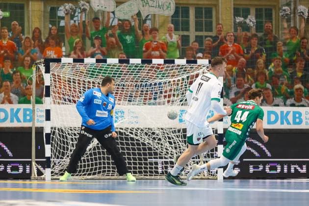 Blaer Hinriksson SC DHfK Leipzig, 44 scores, goal against Dejan Milosavljev Fuechse Berlin, 96 , SC DHfK Leipzig vs Fuechse Berlin, Handball, 1 Bundesliga, Matchday 11, Season 2025 2026, 09 11 2025, SC DHfK Leipzig vs Fuechse Berlin, Handball, 1 Bundesliga, Matchday 11, Season 2025 2026, 09 11 2025 Leipzig Copyright: xEibner-Pressefoto LauraxRoemerx EP_LRR