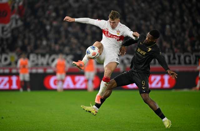 duel, action Finn Jeltsch VfB Stuttgart 29 vs Samuel Essende FC Augsburg FCA 09 VfB Stuttgart vs FC Augsburg FCA 09 11 2025 DFL REGULATIONS PROHIBIT ANY USE OF PHOTOGRAPHS AS IMAGE SEQUENCES AND OR QUASI VIDEO VfB Stuttgart vs FC Augsburg FCA