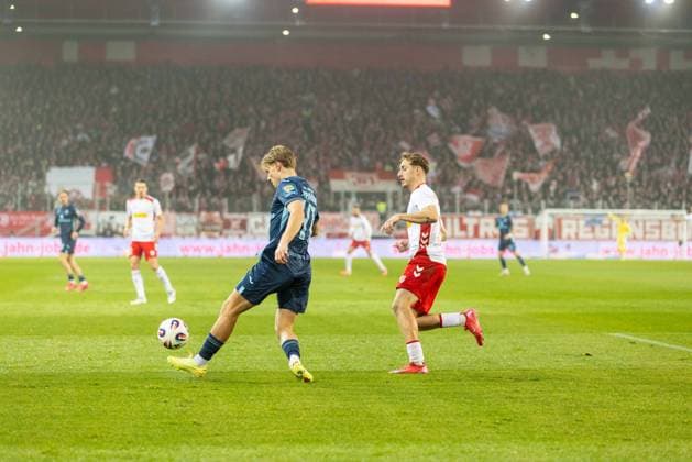 09 11 2025, Soccer, GER, Season, 3 Liga, Season 2025 2026, Matchday 14, SSV Jahn Regensburg TSV 1860 Munich Clemens Lippmann 1860 vs Noel Eichinger Regensburg DFL REGULATIONS PROHIBIT ANY USE OF PHOTOGRAPHS AS IMAGE SEQUENCES AND OR QUASI VIDEO