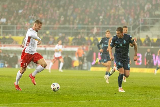 09 11 2025, Soccer, GER, Season, 3 Liga, Season 2025 2026, Matchday 14, SSV Jahn Regensburg TSV 1860 Munich Eric Hottmann SSV Jahn Regensburg vs Max Reinthaler DFL REGULATIONS PROHIBIT ANY USE OF PHOTOGRAPHS AS IMAGE SEQUENCES AND OR QUASI VIDEO