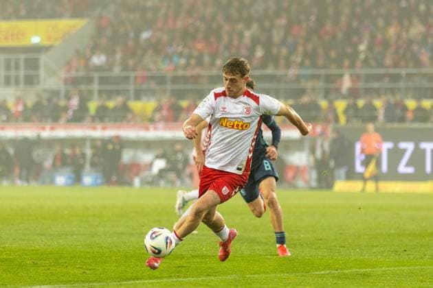 09 11 2025, Soccer, GER, Season, 3 Liga, Season 2025 2026, 14 Matchday, SSV Jahn Regensburg TSV 1860 Munich Noel Eichinger Regensburg on the ball in front of David Philipp 1860 DFL REGULATIONS PROHIBIT ANY USE OF PHOTOGRAPHS AS IMAGE SEQUENCES AND OR QUASI VIDEO