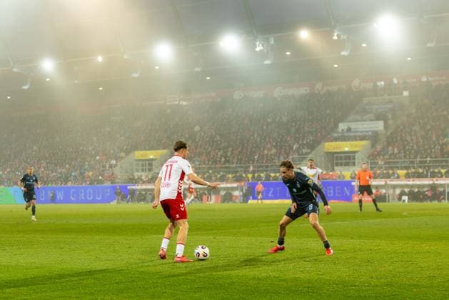 09 11 2025, Soccer, GER, Season, 3 Liga, Season 2025 2026, 14 Matchday, SSV Jahn Regensburg TSV 1860 Munich Noel Eichinger Regensburg on the ball in front of David Philipp 1860 DFL REGULATIONS PROHIBIT ANY USE OF PHOTOGRAPHS AS IMAGE SEQUENCES AND OR QUASI VIDEO