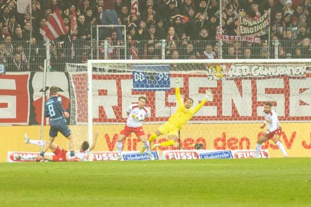 09 11 2025, Soccer, GER, Season, 3 Liga, Season 2025 2026, Matchday 14, SSV Jahn Regensburg TSV 1860 Munich Felix Strauss SSV Jahn Regensburg blocks David Philipps shot 1860 DFL REGULATIONS PROHIBIT ANY USE OF PHOTOGRAPHS AS IMAGE SEQUENCES AND OR QUASI VIDEO