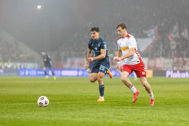 09 11 2025, Soccer, GER, Season, 3 Liga, Season 2025 2026, Matchday 14, SSV Jahn Regensburg TSV 1860 Munich Sean Dulic 1860 vs Noel Eichinger Regensburg DFL REGULATIONS PROHIBIT ANY USE OF PHOTOGRAPHS AS IMAGE SEQUENCES AND OR QUASI VIDEO
