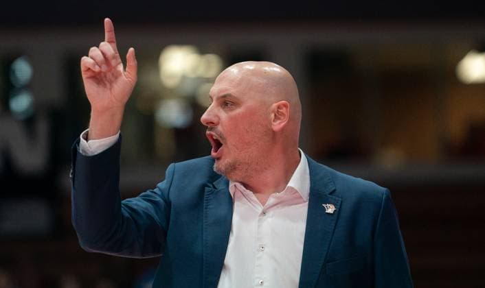 9 11 2025, Basketball, Men, easy credit BBL, easy credit Bundesliga, BBL, Bundesliga, 7 Matchday, Fitness First Würzburg Baskets Rostock Seawolves Coach PrzemysÅaw Frasunkiewicz Rostock Seawolves Würzburg tectake Arena Bayern Germany