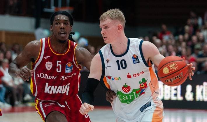 9 11 2025, Basketball, Men, easy credit BBL, easy credit Bundesliga, BBL, Bundesliga, 7 Matchday, Fitness First Würzburg Baskets Rostock Seawolves Marcus Carr Fitness First Würzburg Baskets, li against Åukasz Kolenda Rostock Seawolves, re Würzburg tectake Arena Bayern Germany