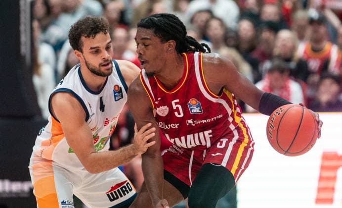 9 11 2025, Basketball, Men, easy credit BBL, easy credit Bundesliga, BBL, Bundesliga, 7 Matchday, Fitness First Würzburg Baskets Rostock Seawolves Elias Baguette Rostock Seawolves, li against Marcus Carr Fitness First Würzburg Baskets, re Würzburg tectake Arena Bayern Germany