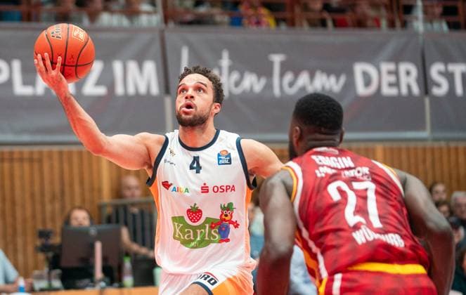 9 11 2025, Basketball, Men, easy credit BBL, easy credit Bundesliga, BBL, Bundesliga, 7 Matchday, Fitness First Würzburg Baskets Rostock Seawolves Elias Baguette Rostock Seawolves, li against Eddy Edigin Fitness First Würzburg Baskets, re Würzburg tectake Arena Bayern Germany