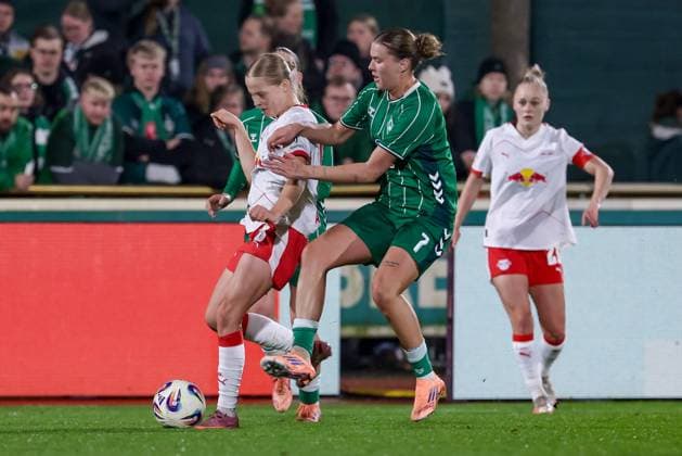 from left Emilia Kjaer Asgeirsdottir RB Leipzig, 8 and Larissa Mühlhaus SV Werder Bremen, 7 in duel, duel, dynamics, action, action, game scene, THE DFB REGULATIONS PROHIBIT ANY USE OF PHOTOGRAPHS AS IMAGE SEQUENCES AND OR QUASI VIDEO , 09 11 2025, Bremen Germany , Football, Google Pixel Womens Bundesliga, SV Werder Bremen RB Leipzig xobx