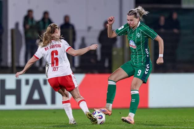 from left Lou Ann Joly RB Leipzig, 6 and Medina Desic SV Werder Bremen, 9 in a duel, dynamic, action, action, game scene, THE DFB REGULATIONS PROHIBIT ANY USE OF PHOTOGRAPHS AS IMAGE SEQUENCES AND OR QUASI VIDEO , 09 11 2025, Bremen Germany , Football, Google Pixel Womens Bundesliga, SV Werder Bremen RB Leipzig xobx