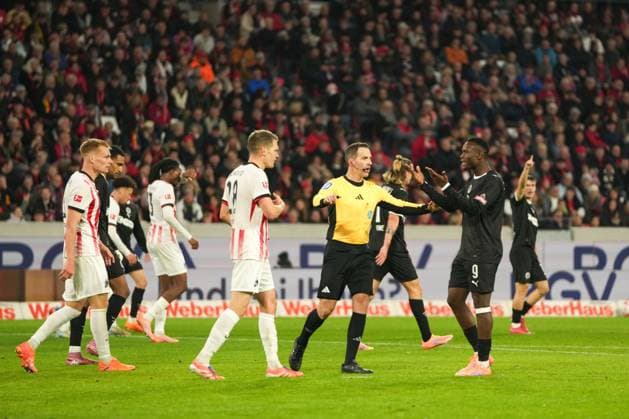 1 Bundesliga SC Freiburg vs FC St Pauli, 09 11 2025 Thomas Stein Assistant arbitrator between Matthias Ginter SC Freiburg, 28 and Abdoulie Ceesay FC St Pauli, 9 1 Bundesliga SC Freiburg vs FC St Pauli, Europa Park Stadion, 09 11 2025 DFB DFL REGULATIONS PROHIBIT ANY USE OF PHOTOGRAPHS AS IMAGE SEQUENCES AND OR QUASI VIDEO Copyright: xBEAUTIFULxSPORTS Boscox
