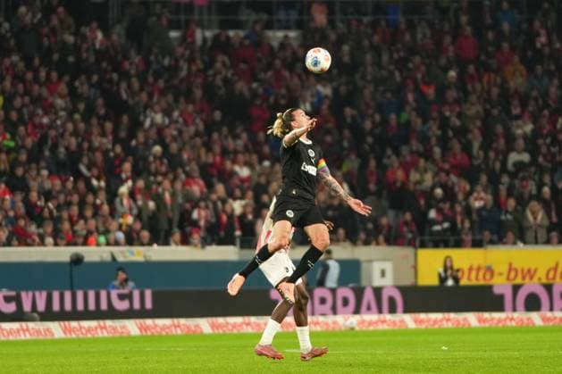 1 Bundesliga SC Freiburg vs FC St Pauli, 09 11 2025 Jackson Irvine FC St Pauli, 7 going up for a header 1 Bundesliga SC Freiburg vs FC St Pauli, Europa Park Stadion, 09 11 2025 DFB DFL REGULATIONS PROHIBIT ANY USE OF PHOTOGRAPHS AS IMAGE SEQUENCES AND OR QUASI VIDEO Copyright: xBEAUTIFULxSPORTS Boscox