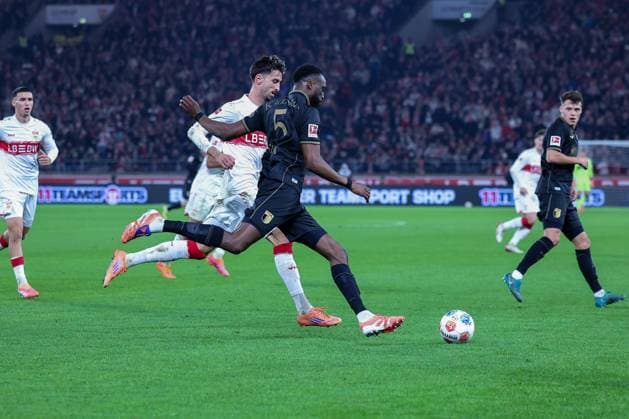 Chrislain Matsima 5 FC Augsburg ahead of Atakan Karazor 16 VfB Stuttgart on the ball, VfB Stuttgart vs FC Augsburg, Football, Men, DFL, Bundesliga, Season 2025 2026, MHP Arena, Matchday 10, 09 11 2025 Stuttgart Baden Wuerttemberg Germany Copyright: xkolbert-press MartinxAgüerax