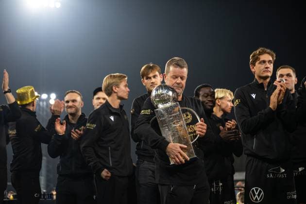 251109 Mjällbys coach Anders Torstensson cheers with Lennart Johanssons trophy after the football match in the Allsvenskan between Mjällby and Häcken on November 9, 2025 in Hällevik  Copyright: MATHILDAxSCHULER BB251109MA081