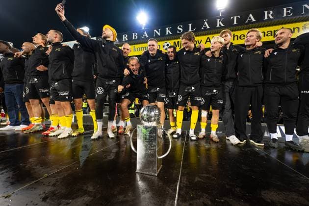 251109 Mjällbys Herman Johansson and Jacob Bergström cheer with Lennart Johanssons trophy after the football match in the Allsvenskan between Mjällby and Häcken on November 9, 2025 in Hällevik  Copyright: MATHILDAxSCHULER BB251109MA082
