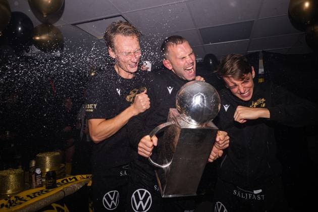 251109 Mjällbys Herman Johansson and Elliot Stroud cheer with Lennart Johanssons trophy after the football match in the Allsvenskan between Mjällby and Häcken on November 9, 2025 in Hällevik  Copyright: MATHILDAxSCHULER BB251109MA083