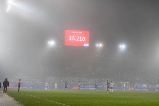 09 11 2025, Football, GER, Season, 3 Liga, Season 2025 2026, Matchday 14, SSV Jahn Regensburg TSV 1860 München Sold-out stadium shows scoreboard DFL REGULATIONS PROHIBIT ANY USE OF PHOTOGRAPHS AS IMAGE SEQUENCES AND OR QUASI VIDEO