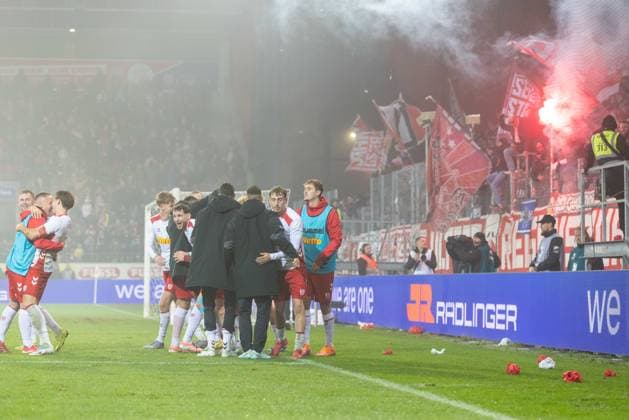 09 11 2025, Soccer, GER, Season, 3 Liga, Season 2025 2026, Matchday 14, SSV Jahn Regensburg TSV 1860 München Cheering after the 4 0 by Philipp Müller SSV Jahn Regensburg DFL REGULATIONS PROHIBIT ANY USE OF PHOTOGRAPHS AS IMAGE SEQUENCES AND OR QUASI VIDEO