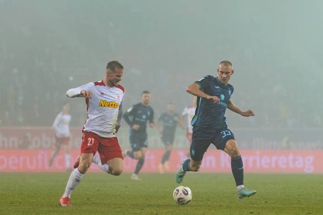 09 11 2025, Soccer, GER, Season, 3 Liga, Season 2025 2026, Matchday 14, SSV Jahn Regensburg TSV 1860 Munich Eric Hottmann SSV Jahn Regensburg on the ball against Lasse Faßmann 1860 DFL REGULATIONS PROHIBIT ANY USE OF PHOTOGRAPHS AS IMAGE SEQUENCES AND OR QUASI VIDEO