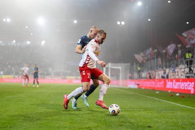 09 11 2025, Soccer, GER, Season, 3 Liga, Season 2025 2026, Matchday 14, SSV Jahn Regensburg TSV 1860 Munich Eric Hottmann SSV Jahn Regensburg on the ball against Lasse Faßmann 1860 DFL REGULATIONS PROHIBIT ANY USE OF PHOTOGRAPHS AS IMAGE SEQUENCES AND OR QUASI VIDEO
