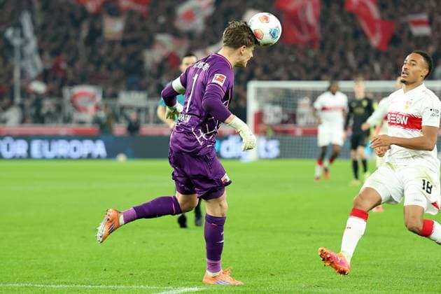 09 11 2025, xrekx, Soccer 1 Bundesliga, VfB Stuttgart FC Augsburg v l Finn Dahmen FC Augsburg Jamie Leweling VfB Stuttgart Zweikampf, Aktion, action, battle for the ball DFL DFB REGULATIONS PROHIBIT ANY USE OF PHOTOGRAPHS as IMAGE SEQUENCES and or QUASI VIDEO Stuttgart
