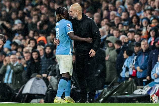 Premier League Manchester City v Liverpool Jeremy Doku of Manchester City embraces with Pep Guardiola Manchester City manager as he is substituted during the Premier League match Manchester City vs Liverpool at Etihad Stadium, Manchester, United Kingdom, 9th November 2025 (Photo by Mark Cosgrove News Images) Manchester Etihad Stadium Manchester United, ManU Kingdom Copyright: xMarkxCosgrove NewsxImagesx
