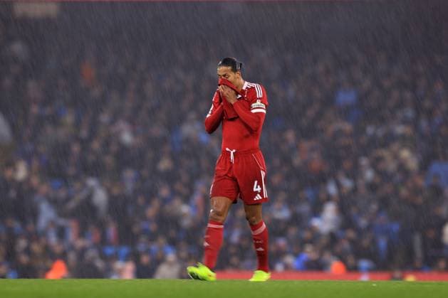 Manchester City gegen Liverpool 09. November 2025 Manchester Premier League Fußball Manchester City gegen Liverpool Virgil van Dijk von Liverpool reagiert auf die Niederlage im heftigen Regen im Etihad Stadium Foto von Simon Stacpoole Manchester UK  Copyright: xSimonxStacpoolexOffside