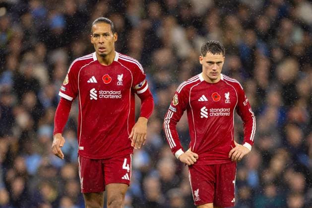 Football - FA Premier League - Manchester City FC v Liverpool FC MANCHESTER, ENGLAND - Sunday, November 9, 2025: Liverpool s captain Virgil van Dijk (L) and Florian Wirtz during the FA Premier League match between Manchester City FC and Liverpool FC at the City of Manchester Stadium. (Photo by David Rawcliffe Propaganda) MANCHESTER City of Manchester Stadium GREATER MANCHESTER ENGLAND  Copyright: xDavidxRawcliffex P2025-11-09-Man_City_Liverpool-107