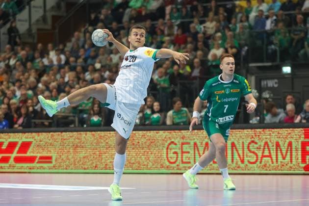 Tim Freihoefer Fuechse Berlin, 20 throws the ball in the seven-meter, SC DHfK Leipzig vs Fuechse Berlin, Handball, 1 Bundesliga, Matchday 11, Season 2025 2026, 09 11 2025, SC DHfK Leipzig vs Fuechse Berlin, Handball, 1 Bundesliga, Matchday 11, Season 2025 2026, 09 11 2025 Leipzig Copyright: xEibner-Pressefoto LauraxRoemerx EP_LRR