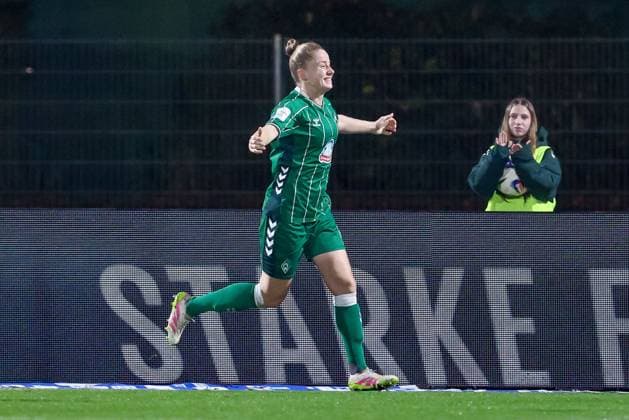 Goalscorer Michelle Ulbrich SV Werder Bremen, 5 with goal celebration, cheering, jubilant, optimistic, game scene, highlight, joy about the goal to 1 0, THE DFB REGULATIONS PROHIBIT ANY USE OF PHOTOGRAPHS AS IMAGE SEQUENCES AND OR QUASI VIDEO , 09 11 2025, Bremen Germany , Football, Google Pixel Womens Bundesliga, SV Werder Bremen RB Leipzig xobx