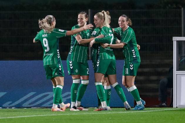 SV Werder Bremen players with goal celebration, cheering, jubilant, optimistic, match scene, highlight, joy over the 1-0 goal, THE DFB REGULATIONS PROHIBIT ANY USE OF PHOTOGRAPHS AS IMAGE SEQUENCES AND OR QUASI VIDEO , 09 11 2025, Bremen Germany , Football, Google Pixel Womens Bundesliga, SV Werder Bremen RB Leipzig xobx