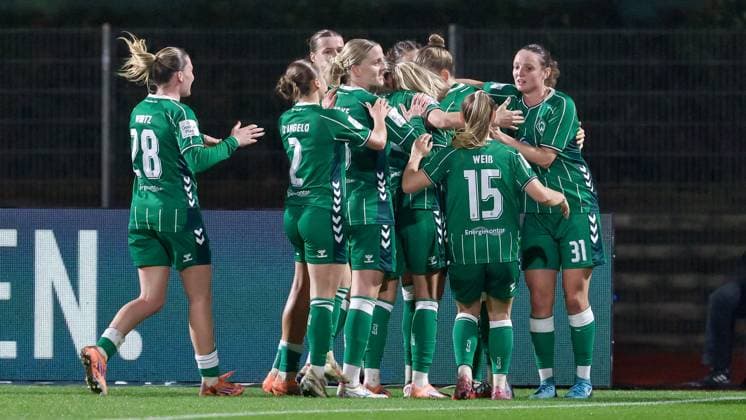 SV Werder Bremen players with goal celebration, cheering, jubilant, optimistic, match scene, highlight, joy over the 1-0 goal, THE DFB REGULATIONS PROHIBIT ANY USE OF PHOTOGRAPHS AS IMAGE SEQUENCES AND OR QUASI VIDEO , 09 11 2025, Bremen Germany , Football, Google Pixel Womens Bundesliga, SV Werder Bremen RB Leipzig xobx