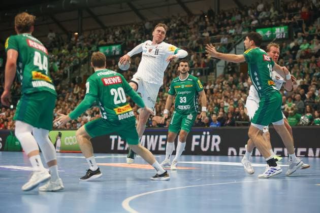 Lasse Bredekjaer Andersson Fuechse Berlin, 11 jumps up with ball, SC DHfK Leipzig vs Fuechse Berlin, Handball, 1 Bundesliga, Matchday 11, Season 2025 2026, 09 11 2025, SC DHfK Leipzig vs Fuechse Berlin, Handball, 1 Bundesliga, Matchday 11, Season 2025 2026, 09 11 2025 Leipzig Copyright: xEibner-Pressefoto LauraxRoemerx EP_LRR