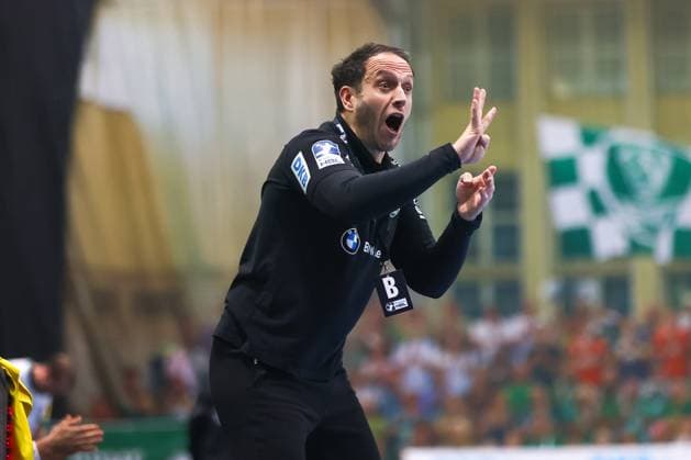 Paul Alonso SC DHfK Leipzig, Head Coach gives instructions, gestures, SC DHfK Leipzig vs Fuechse Berlin, Handball, 1 Bundesliga, Matchday 11, Season 2025 2026, 09 11 2025, SC DHfK Leipzig vs Fuechse Berlin, Handball, 1 Bundesliga, Matchday 11, Season 2025 2026, 09 11 2025 Leipzig Copyright: xEibner-Pressefoto LauraxRoemerx EP_LRR