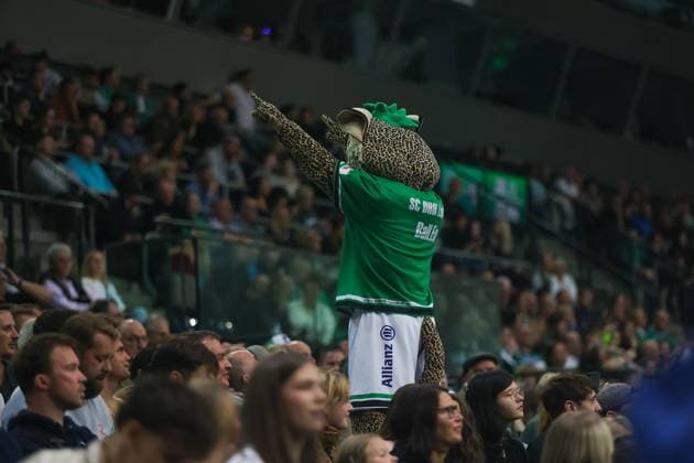 Mascot Balleo SC DHfK Leipzig creates atmosphere in the fan block, SC DHfK Leipzig vs Fuechse Berlin, Handball, 1 Bundesliga, Matchday 11, Season 2025 2026, 09 11 2025, SC DHfK Leipzig vs Fuechse Berlin, Handball, 1 Bundesliga, Matchday 11, Season 2025 2026, 09 11 2025 Leipzig Copyright: xEibner-Pressefoto LauraxRoemerx EP_LRR