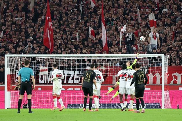 09 11 2025, xrekx, Soccer 1 Bundesliga, VfB Stuttgart FC Augsburg v l Fabian Rieder FC Augsburg Free kick Alexander Nübel Nuebel VfB Stuttgart DFL DFB REGULATIONS PROHIBIT ANY USE OF PHOTOGRAPHS as IMAGE SEQUENCES and or QUASI VIDEO Stuttgart