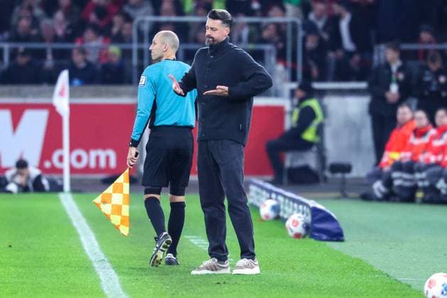 Head coach Sandro Wagner FC Augsburg gives instructions to the team, VfB Stuttgart vs FC Augsburg, Football, Men, DFL, Bundesliga, Season 2025 2026, MHP Arena, Matchday 10, 09 11 2025 Stuttgart Baden Wuerttemberg Germany Copyright: xkolbert-press MartinxAgüerax